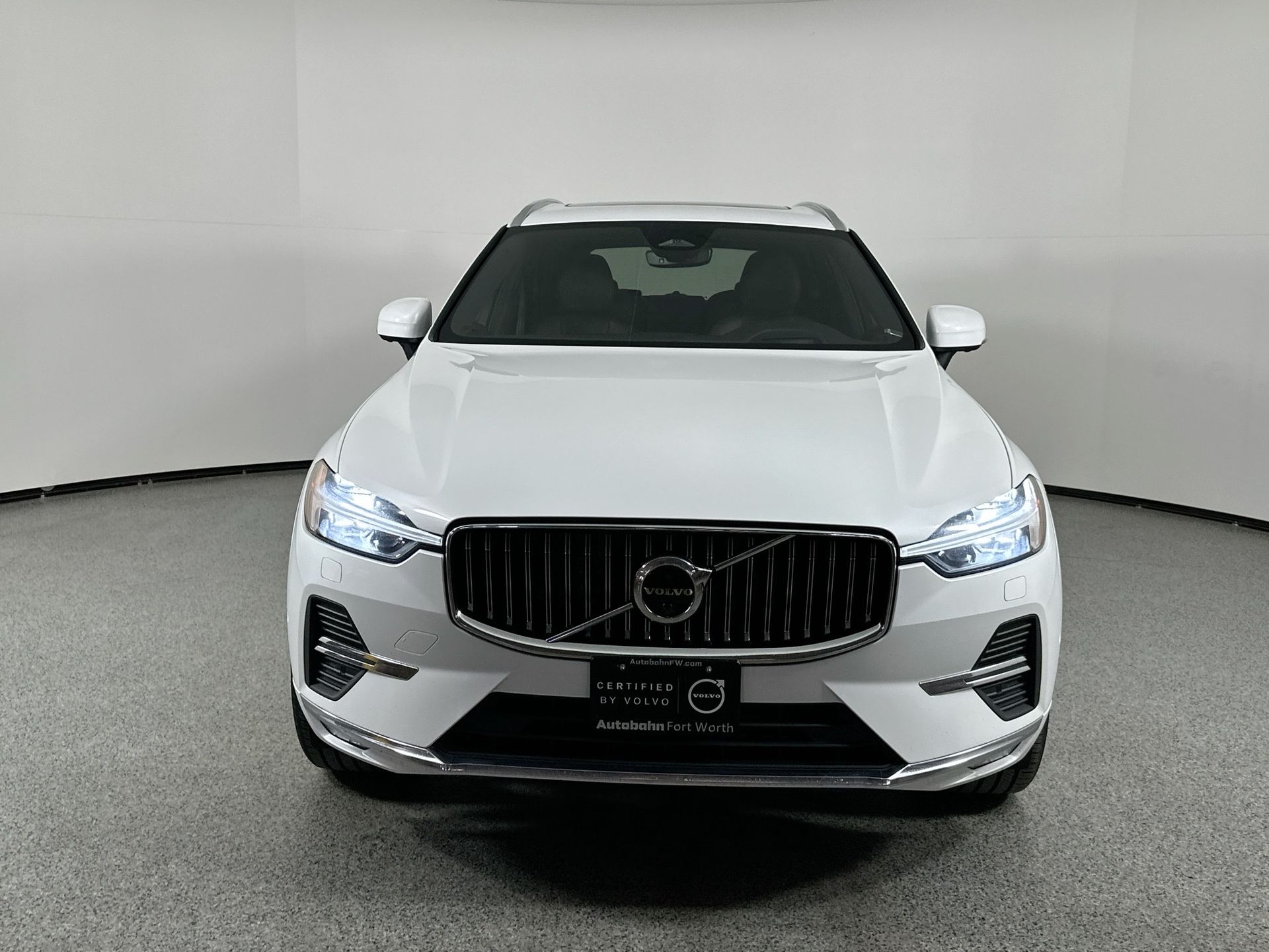 2023 Volvo XC60 B5 Ultimate photo 2