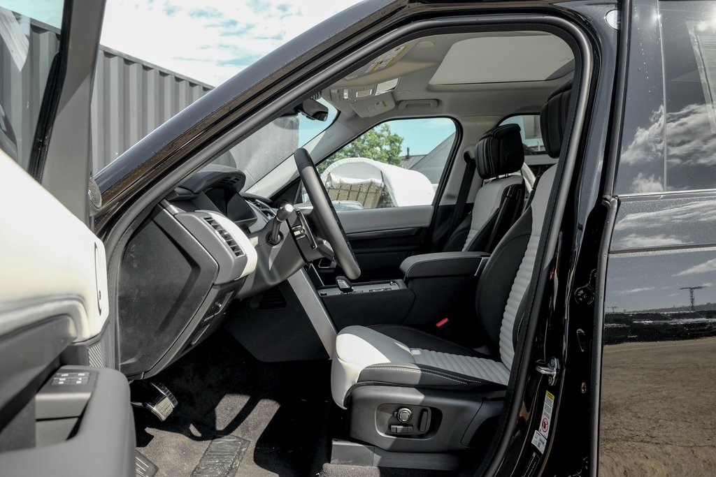 2025 Land Rover Discovery Metropolitan Edition photo 6