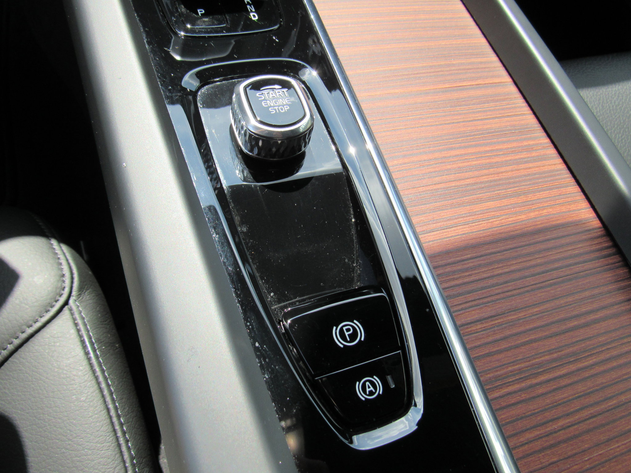 2023 Volvo S60 B5 Plus Black Edition photo 26