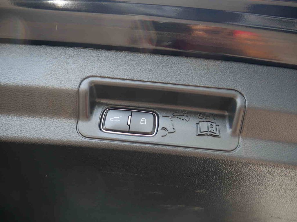 2022 Ford Explorer ST photo 9