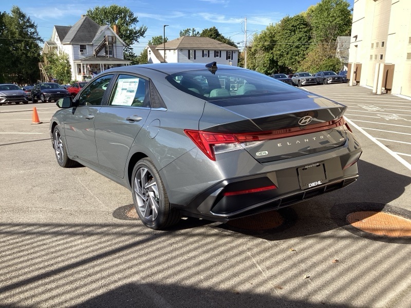 2025 Hyundai Elantra Hybrid Limited photo 5