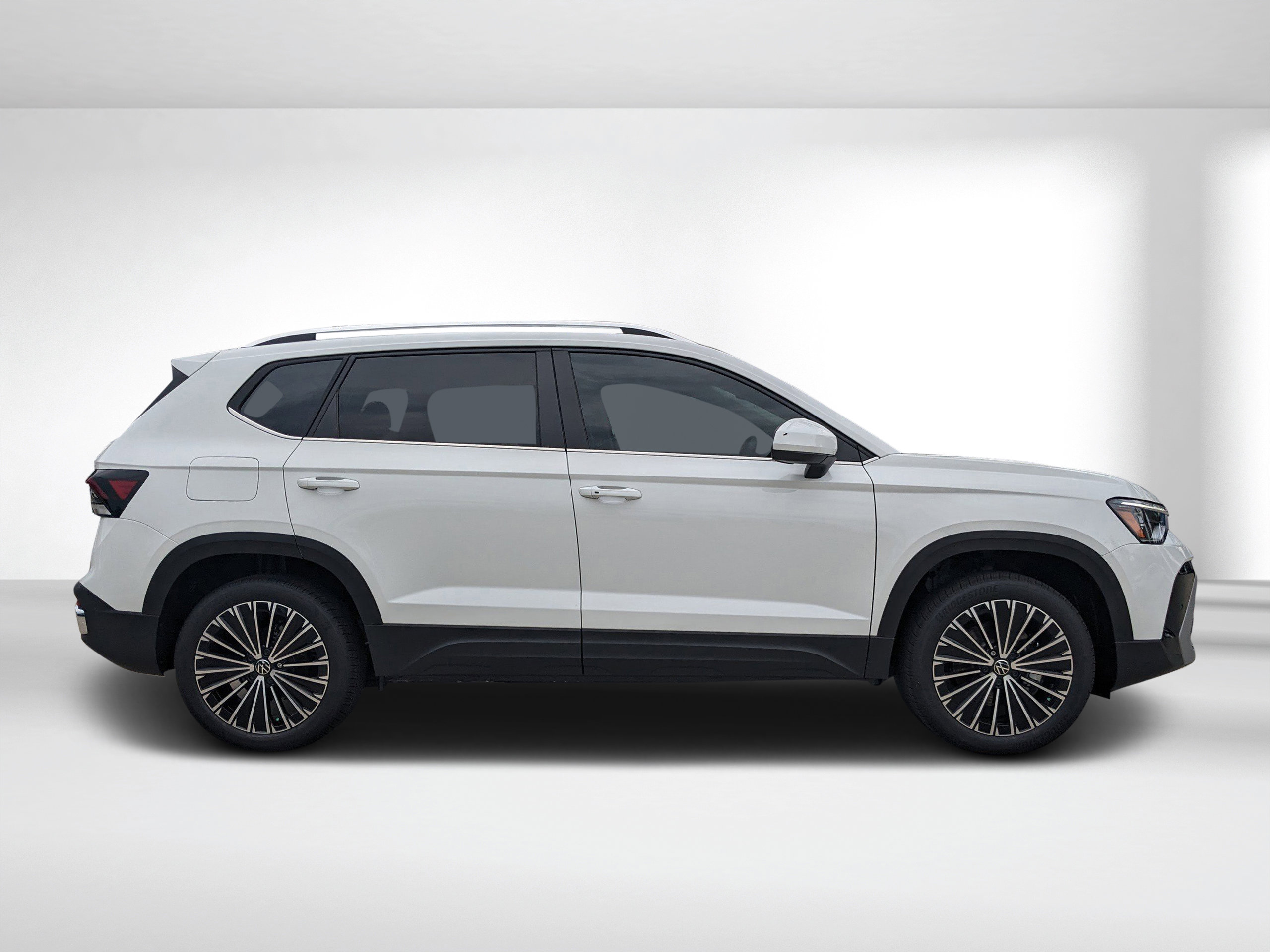 2025 Volkswagen Taos SE photo 2