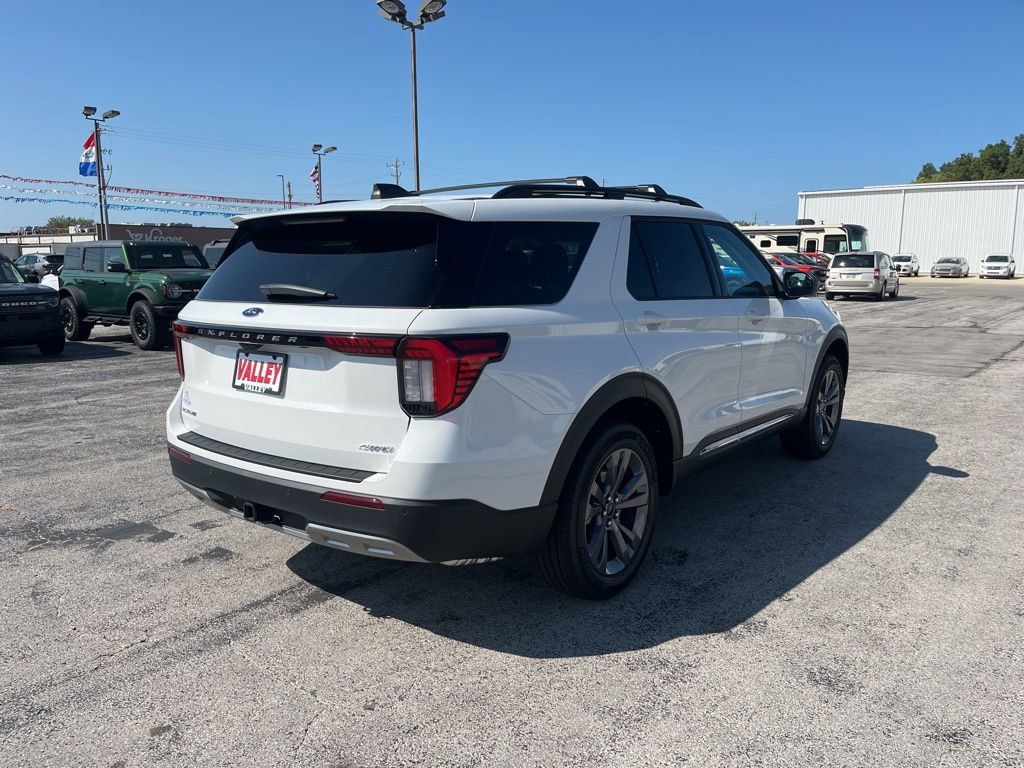 2025 Ford Explorer photo 3