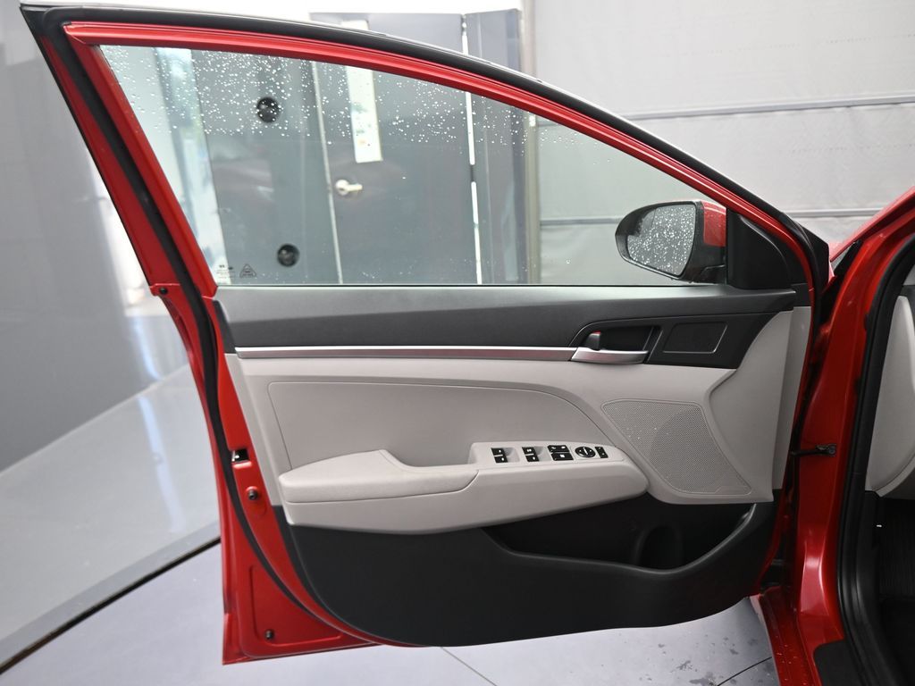 2019 Hyundai Elantra SE photo 34