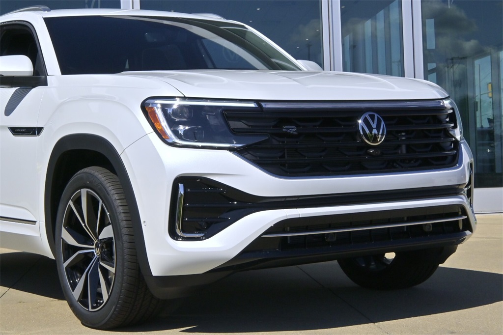 2026 Volkswagen Atlas Cross Sport SEL Premium R-Line photo 2