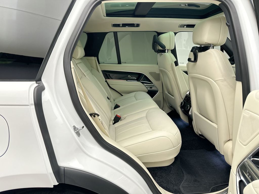 2025 Land Rover Range Rover SE photo 6