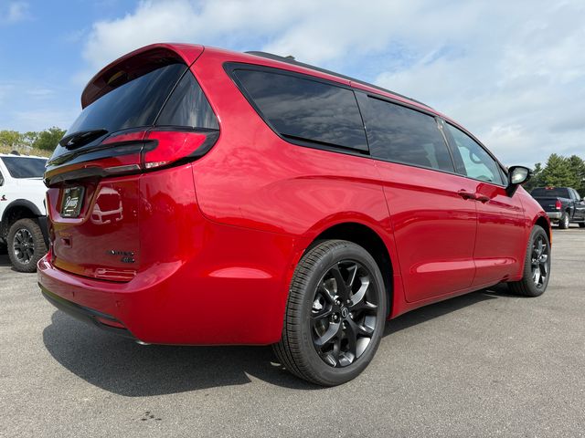 2026 Chrysler Pacifica Limited photo 12