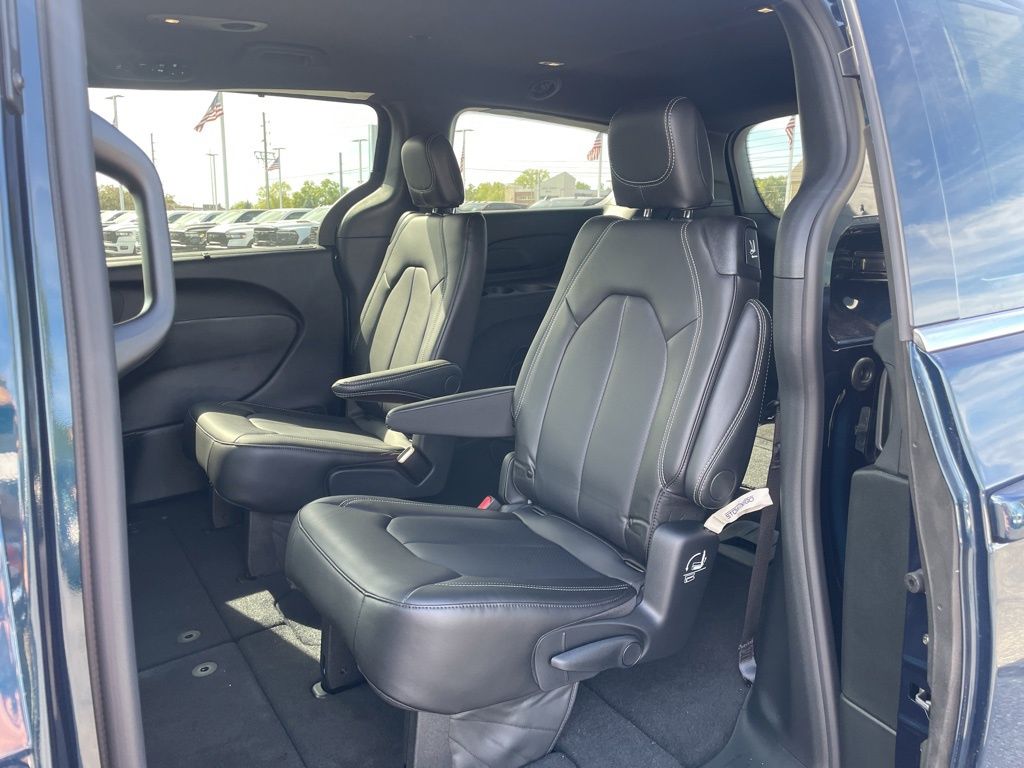 2025 Chrysler Pacifica photo 26