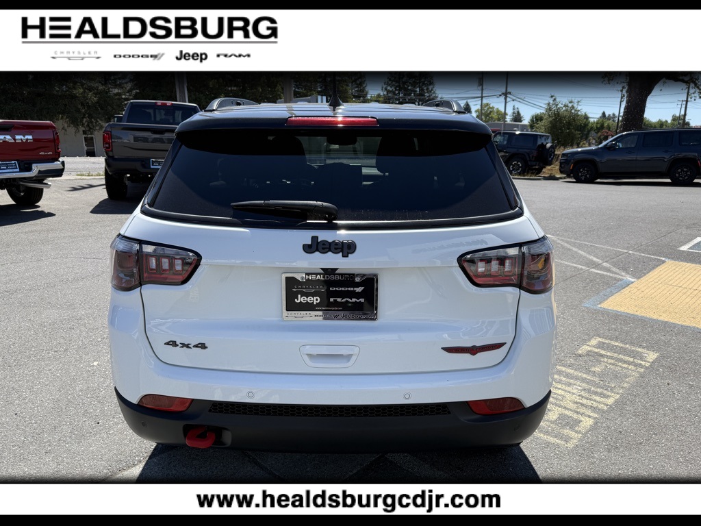 2024 Jeep Compass Trailhawk photo 3