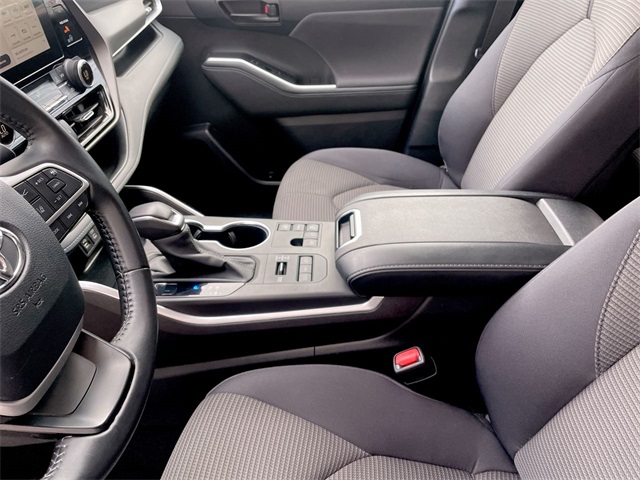 2024 Toyota Highlander LE photo 13