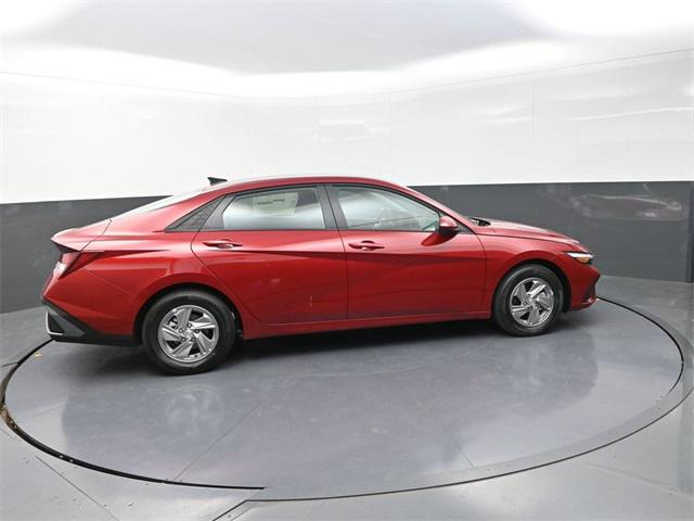 2025 Hyundai Elantra SE photo 9
