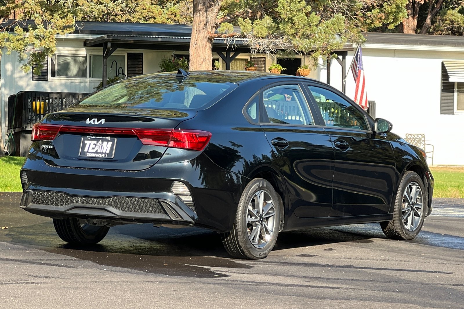 2023 Kia Forte LXS photo 2