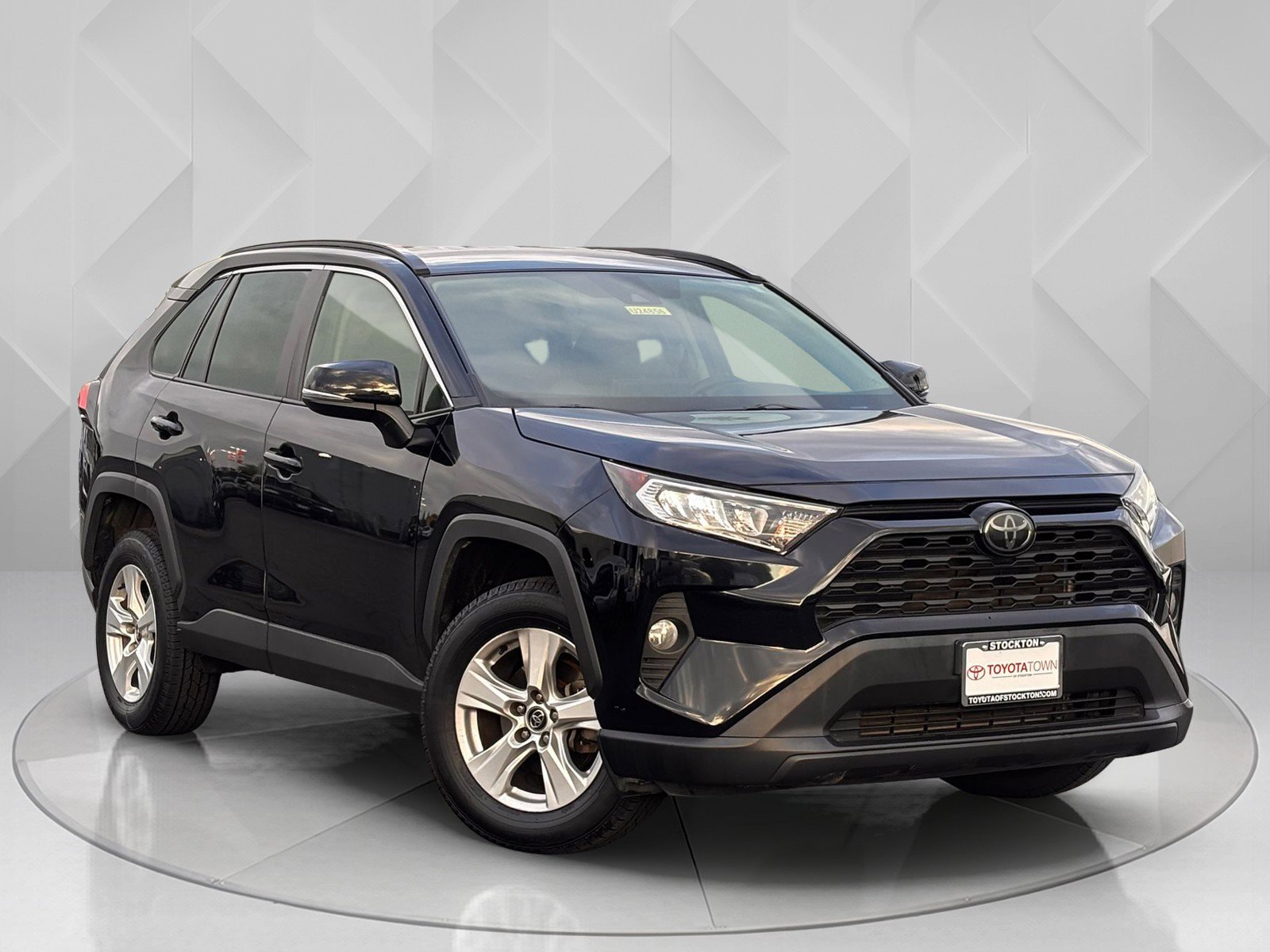 2020 Toyota RAV4 XLE photo 4