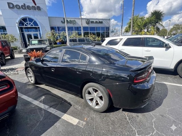 2016 Dodge Charger SXT photo 4