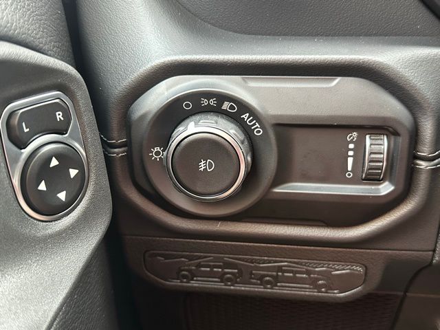 2025 Jeep Wrangler Sahara photo 15