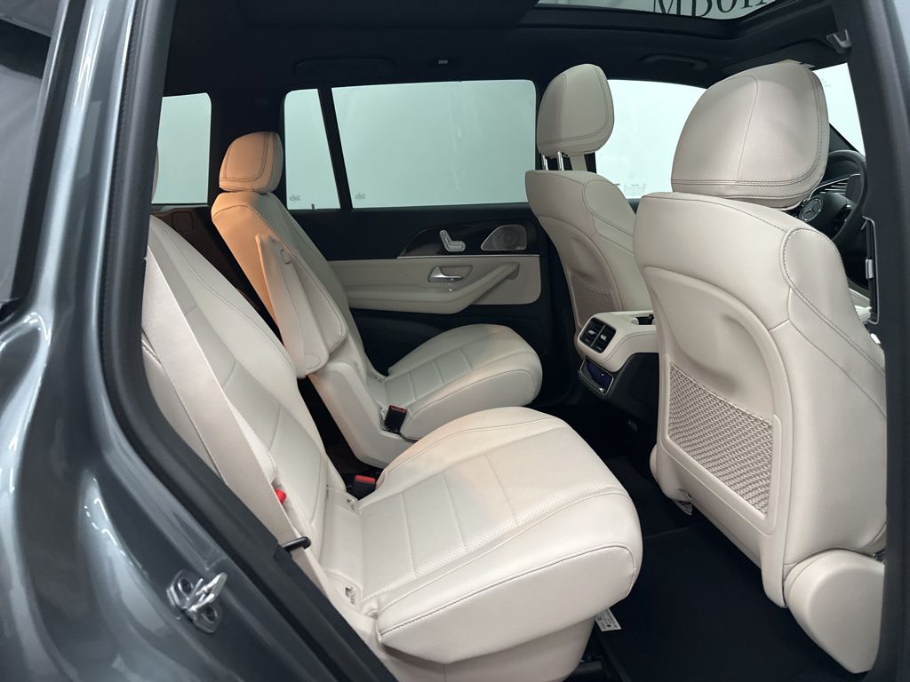 2026 Mercedes Benz GLS 450 4MATIC photo 19