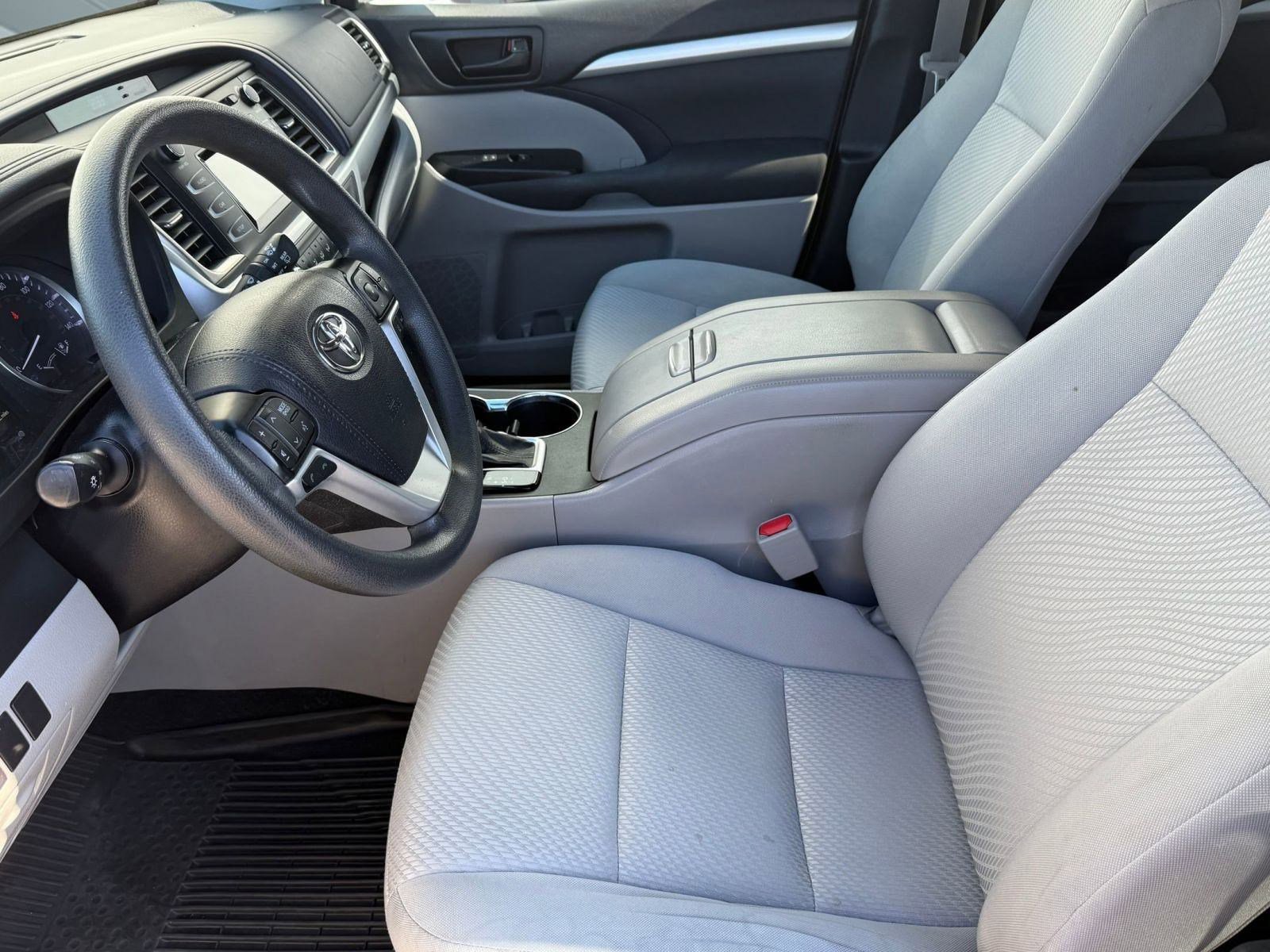 2019 Toyota Highlander LE photo 4