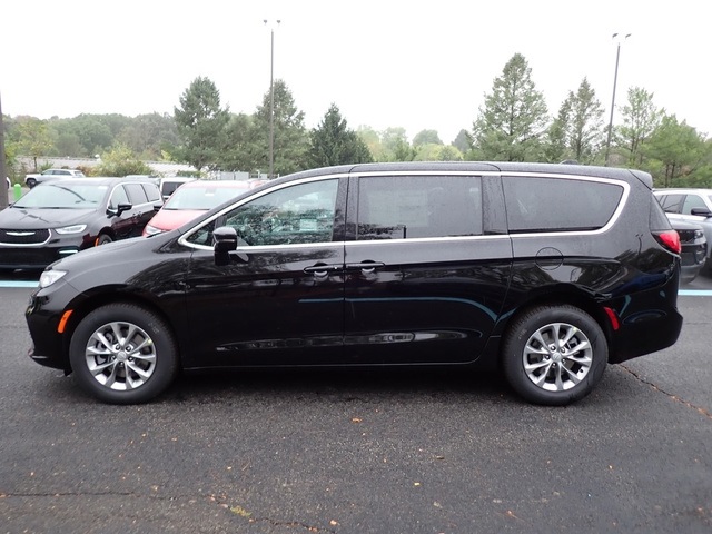 2026 Chrysler Pacifica photo 2