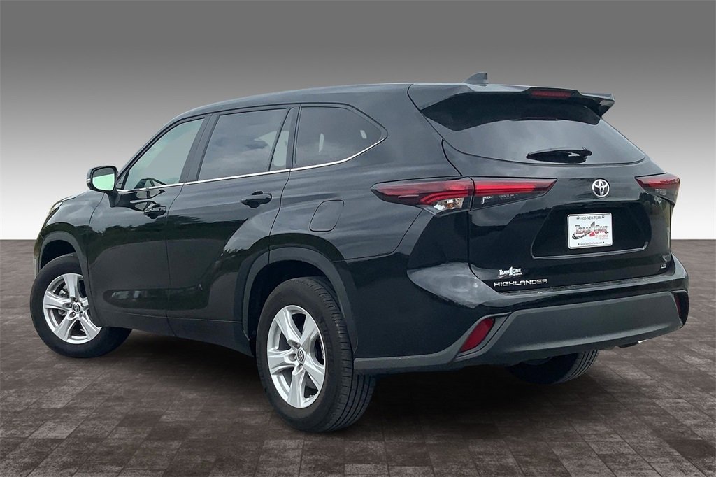 2024 Toyota Highlander LE photo 9