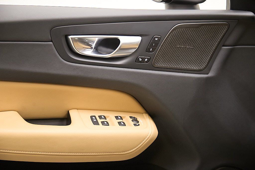 2023 VOLVO XC60 - Image 10