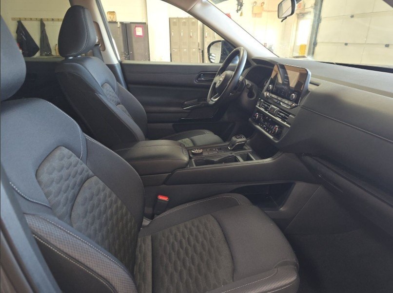 2024 Nissan Pathfinder S photo 4