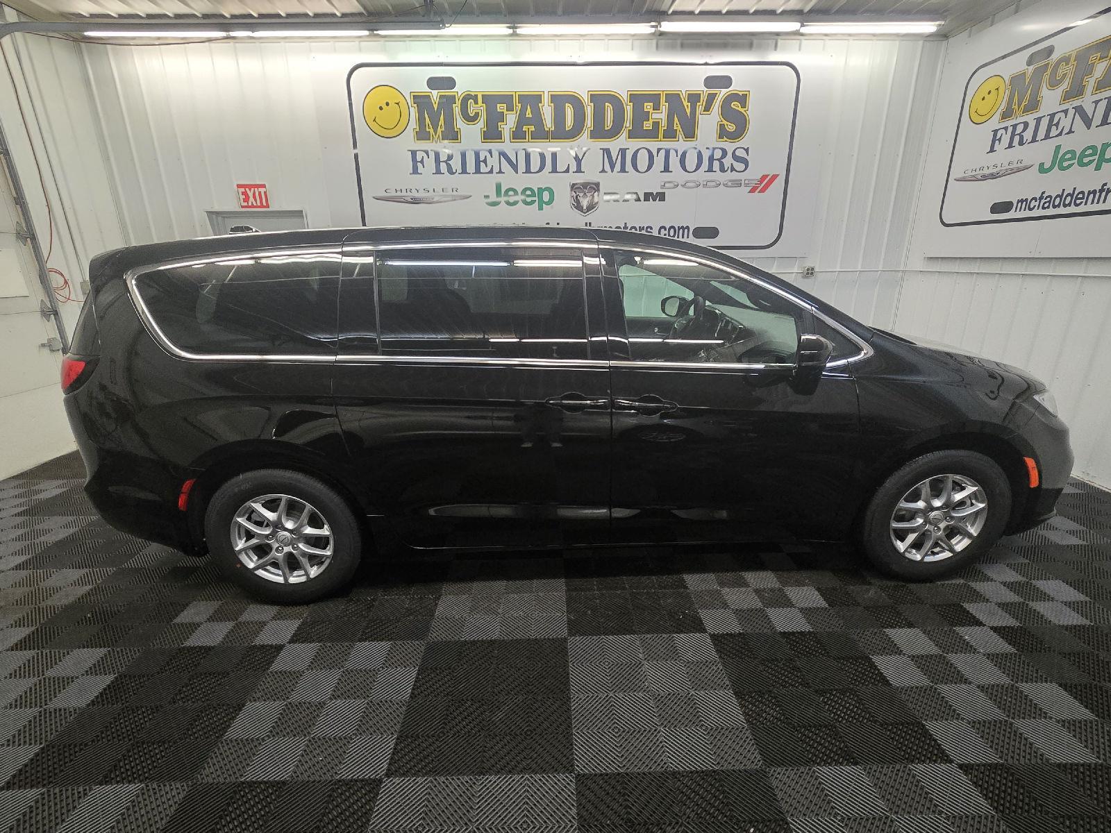 2026 Chrysler Pacifica Select's photo