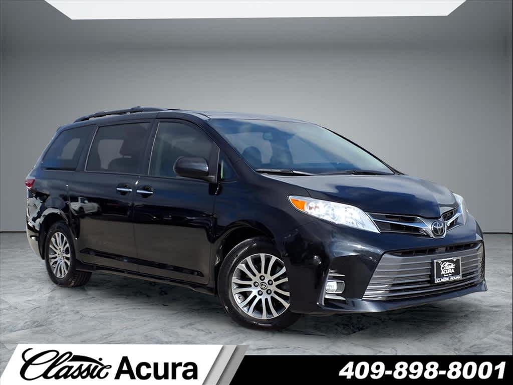 2020 Toyota Sienna XLE's photo
