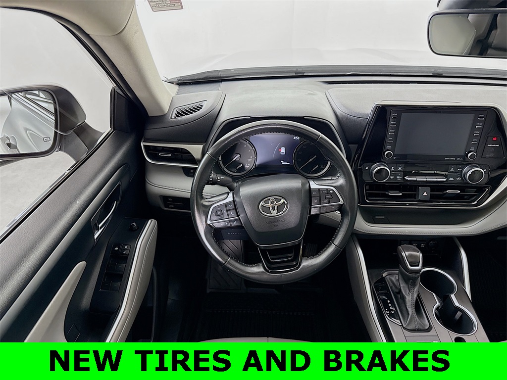 2021 Toyota Highlander XLE photo 3