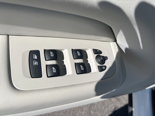 2025 Volvo XC60 B5 photo 10