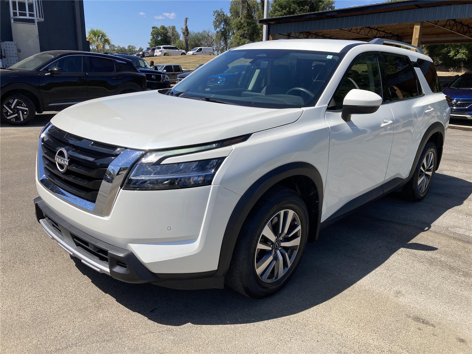 2023 Nissan Pathfinder SL photo 2