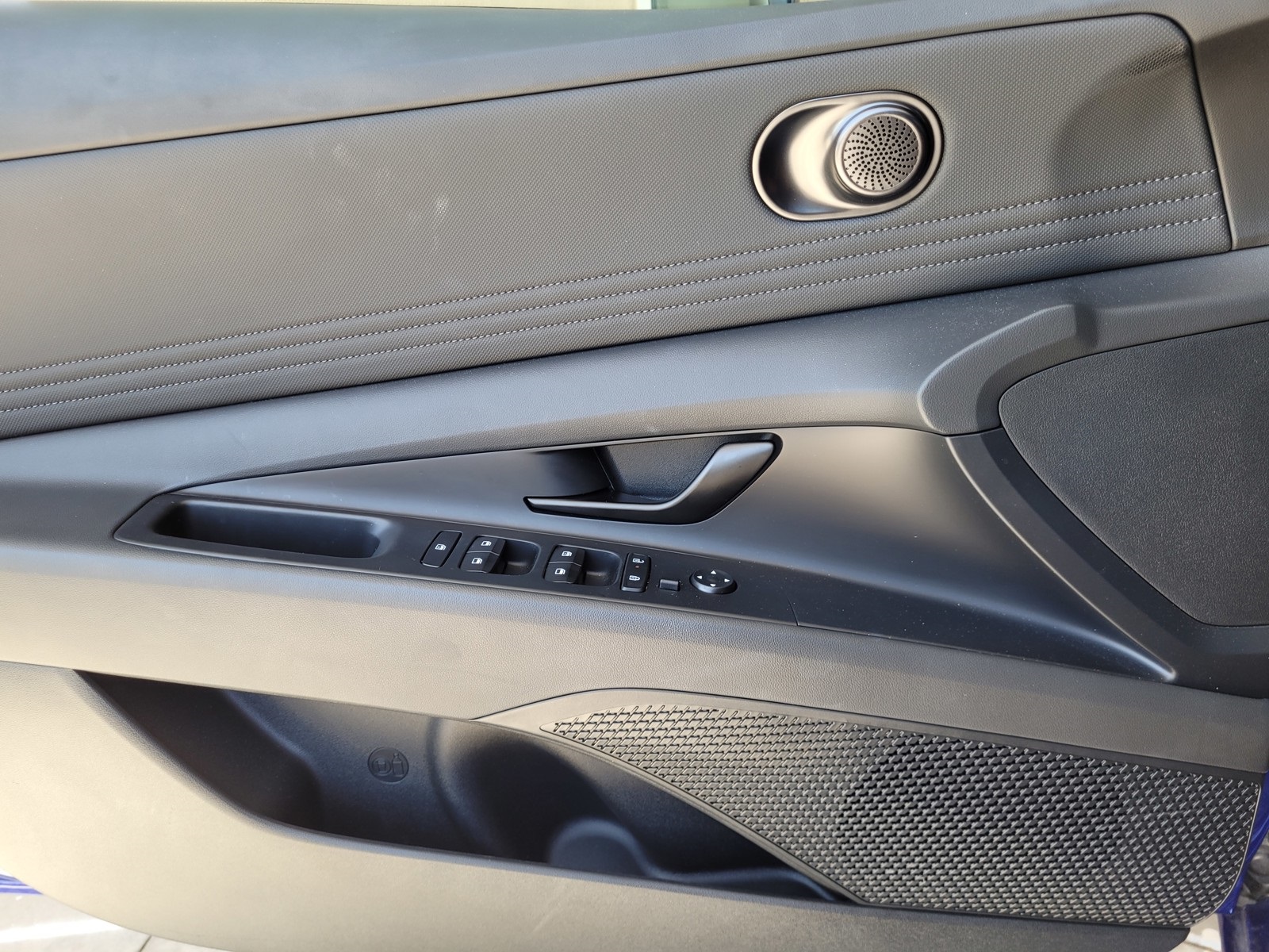2025 Hyundai Elantra SEL Sport photo 14