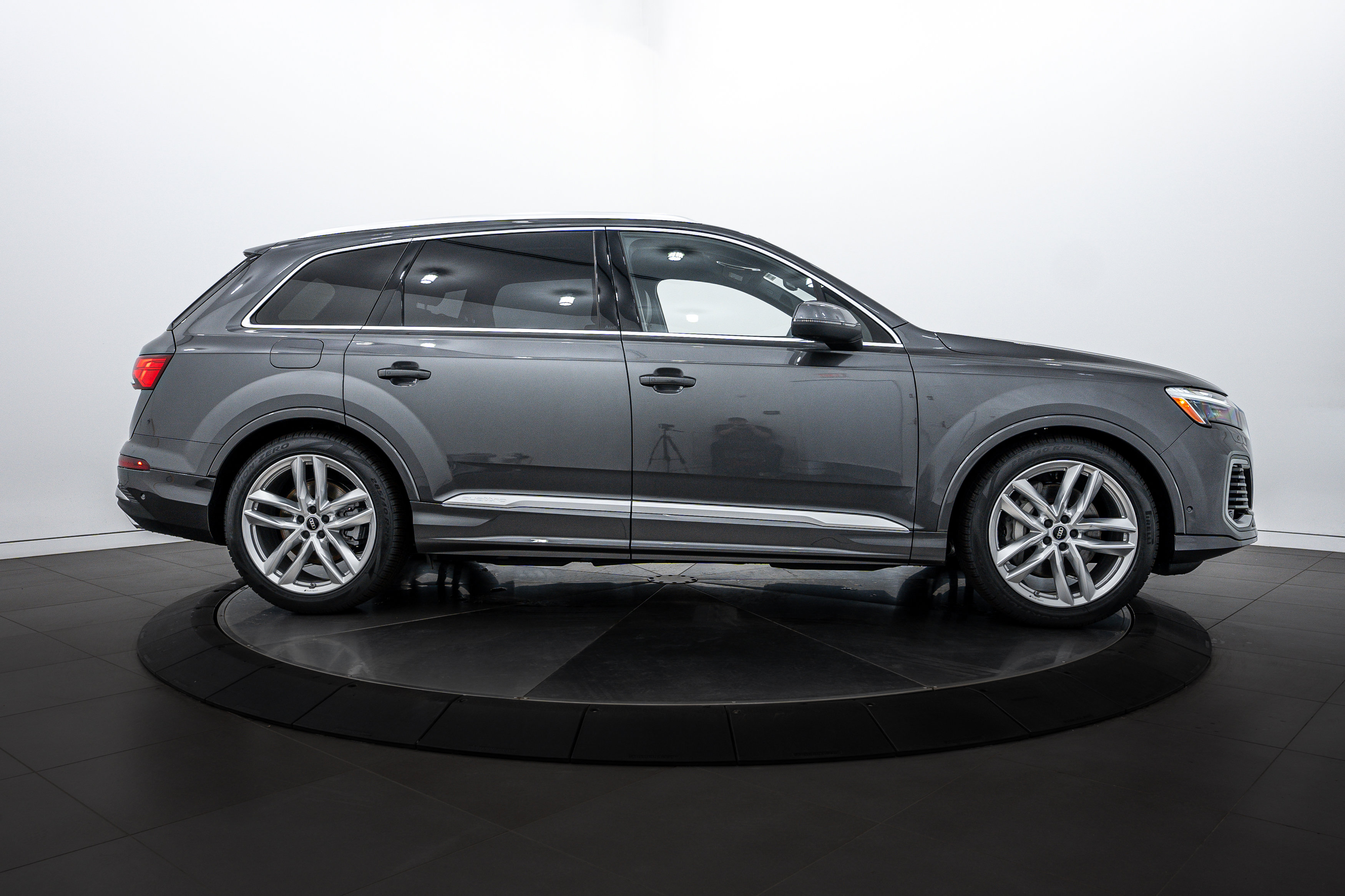 2025 Audi Q7 55 Premium Plus photo 2