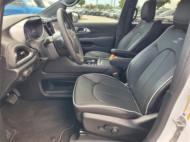 2026 Chrysler Pacifica Limited photo 3