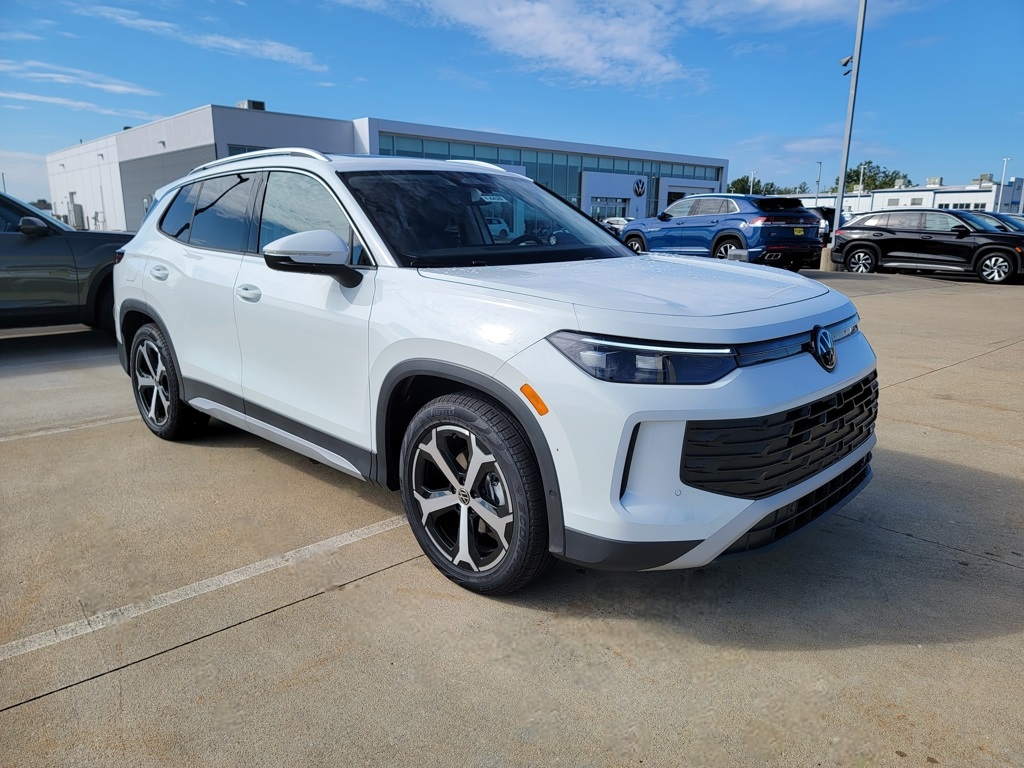 2025 Volkswagen Tiguan SE's photo