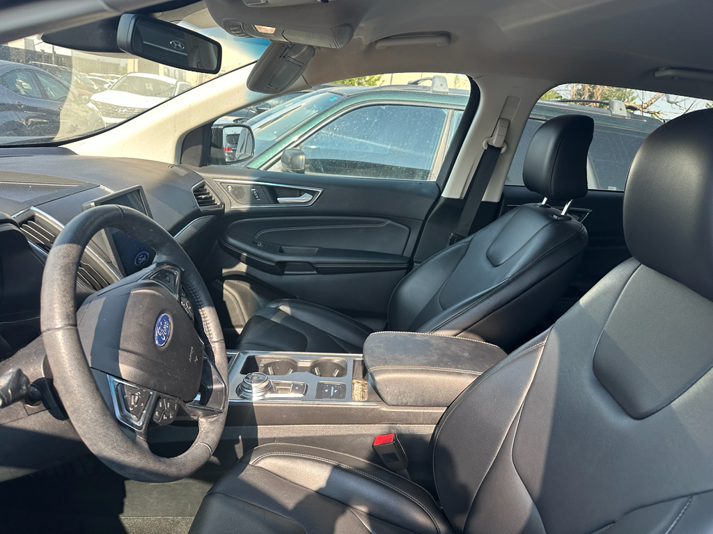 2022 Ford Edge Titanium photo 2