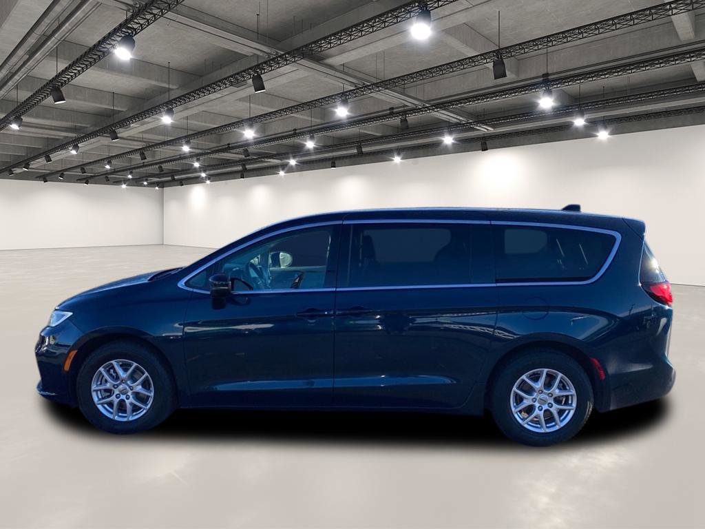 2023 Chrysler Pacifica Touring L photo 4