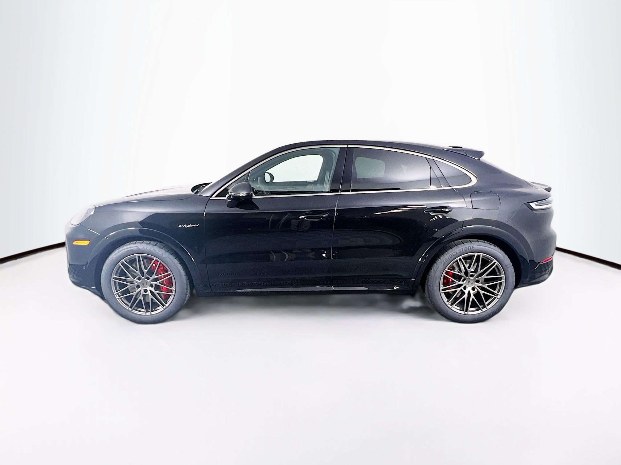 2025 Porsche Cayenne Turbo E-Hybrid Coupe photo 2