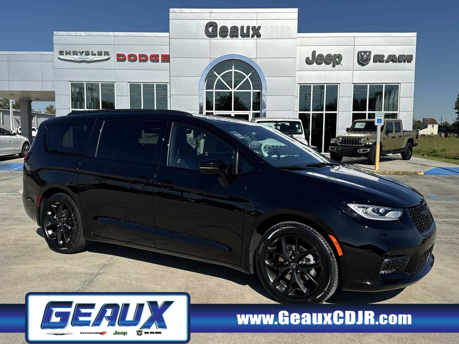 2026 Chrysler Pacifica Select's photo