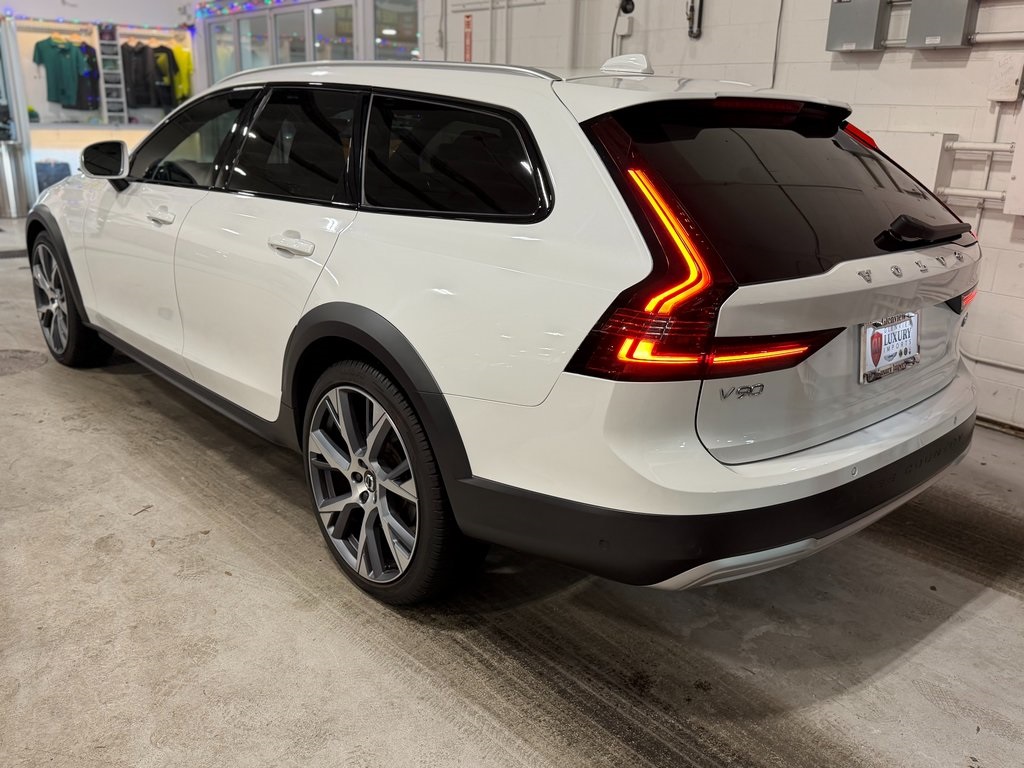 2023 VOLVO V90CC - Image 2