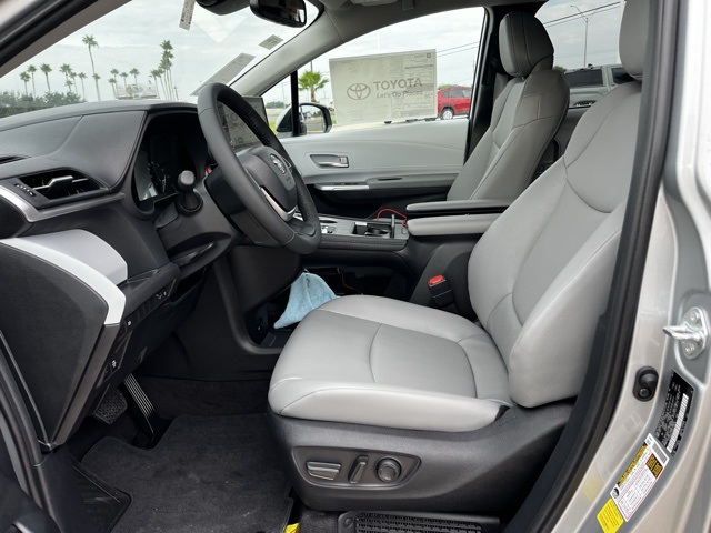 2025 Toyota Sienna XLE photo 12