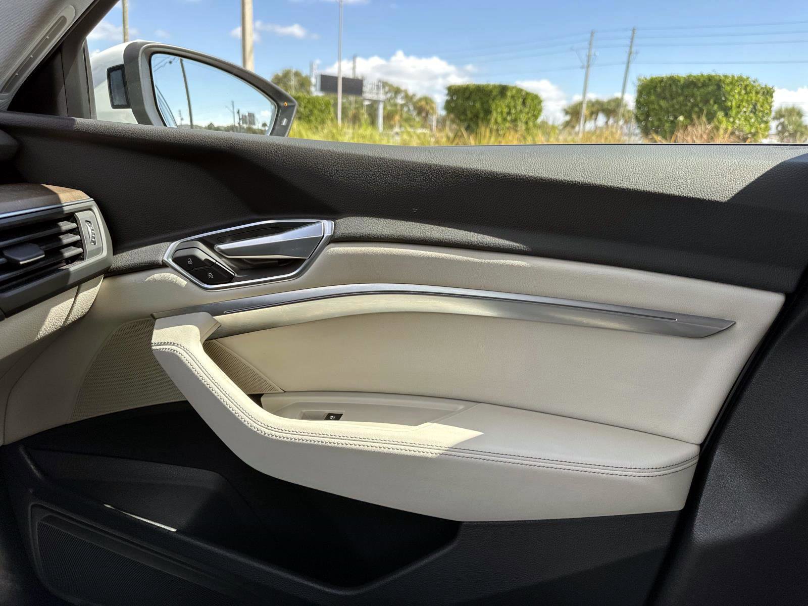2021 Audi e-tron Premium photo 24