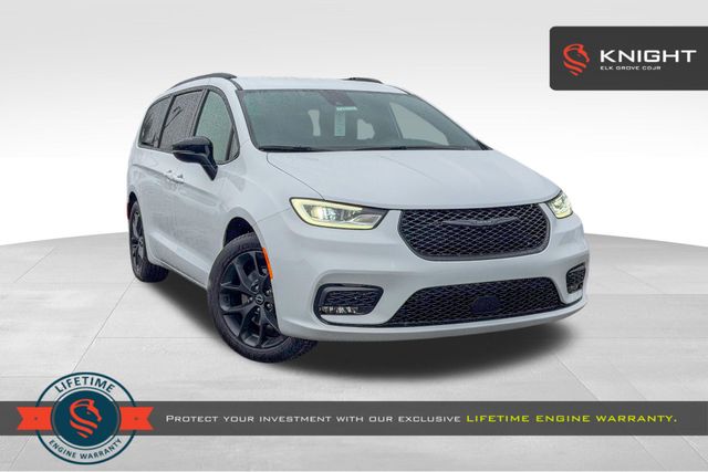 2026 Chrysler Pacifica Select's photo