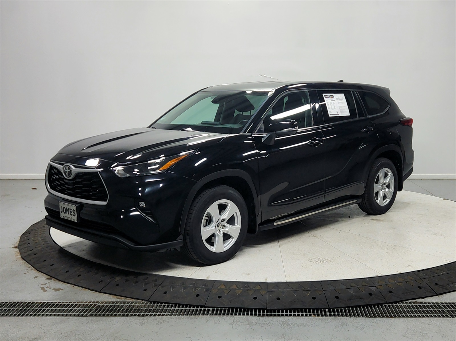 2022 Toyota Highlander LE photo 3