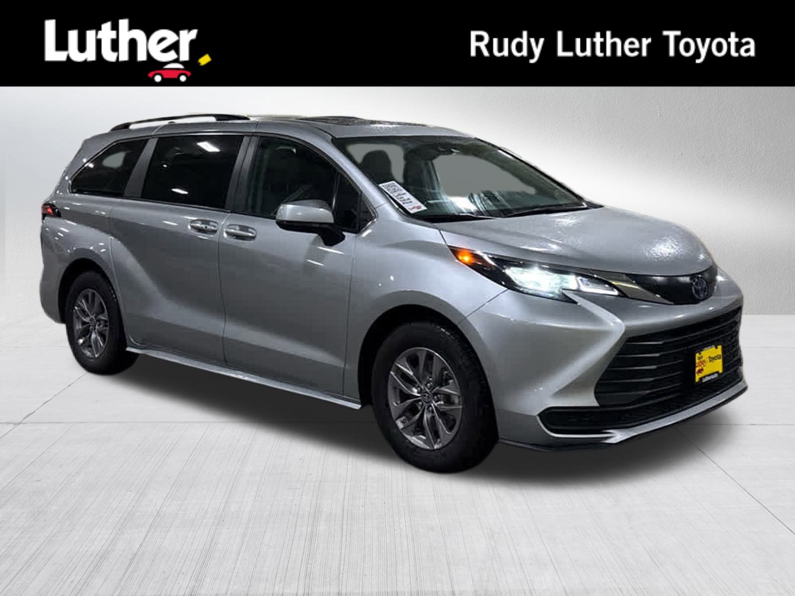 2024 Toyota Sienna LE's photo
