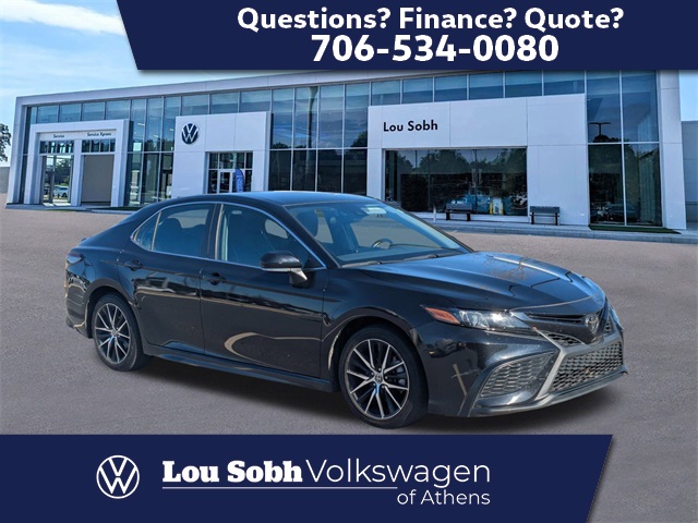 2023 Toyota Camry SE's photo