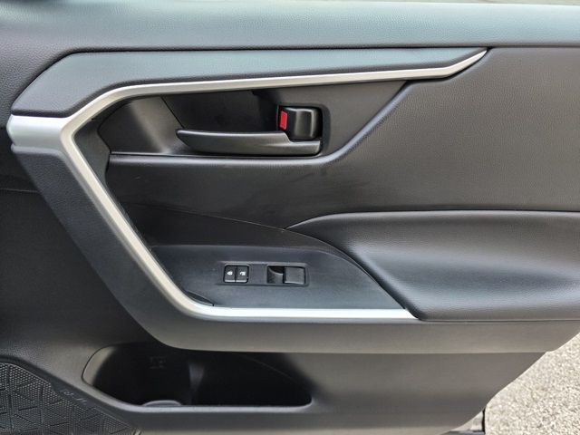 2022 Toyota RAV4 LE photo 12