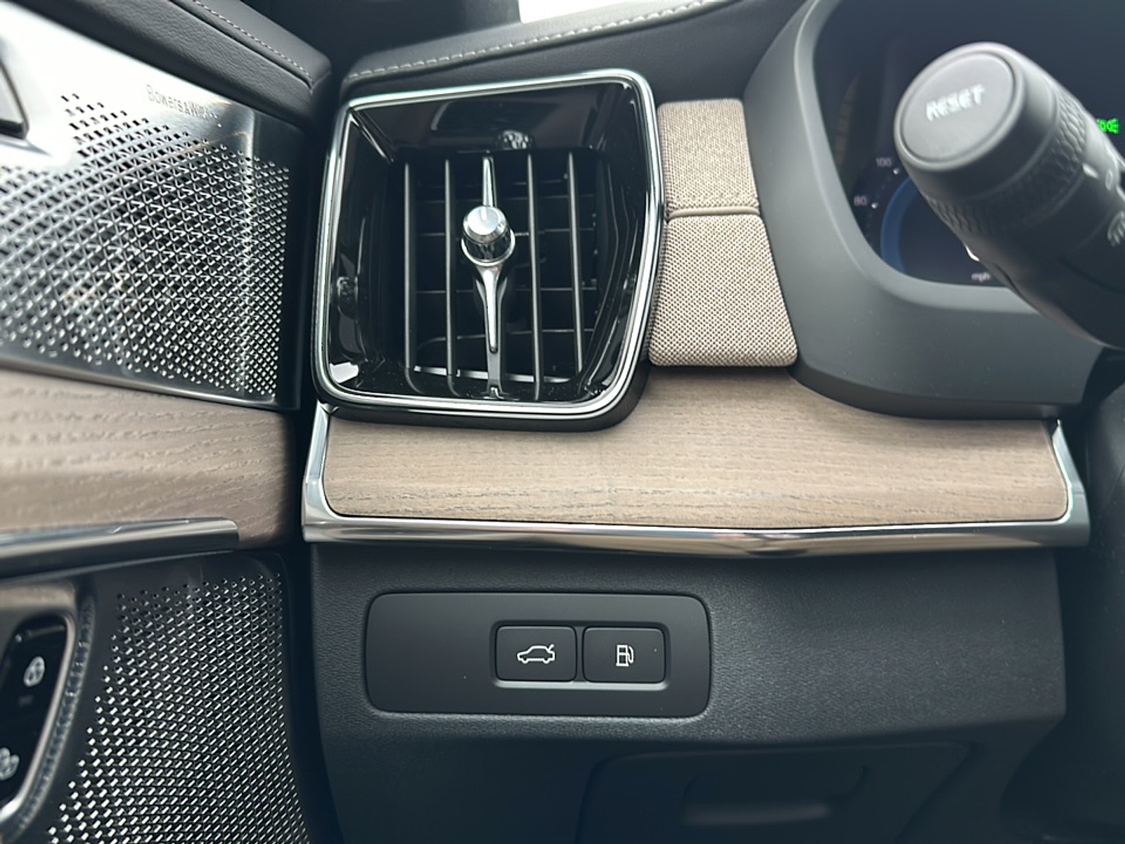 2025 Volvo XC90 T8 AWD photo 16