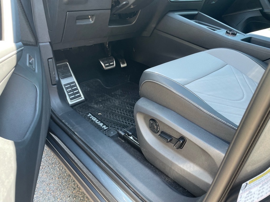 2025 Volkswagen Tiguan SE R-Line Black photo 19