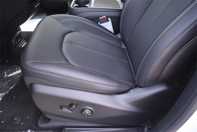 2025 Chrysler Pacifica photo 12