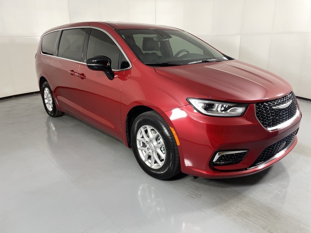 2026 Chrysler Pacifica photo 2